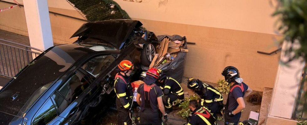 Un conducteur secrase dans un supermarche apres avoir vole a