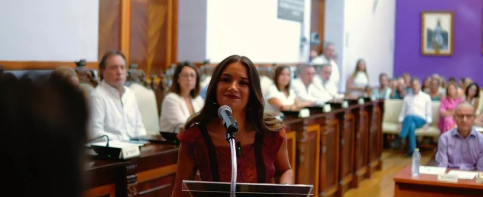 Une jeune femme qui chantait Cara el Sol