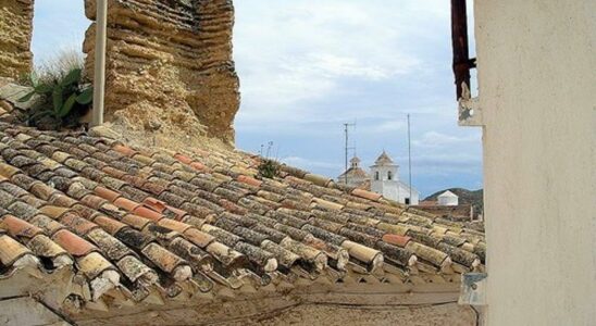 Une partie dune pente du chateau de Hellin seffondre a