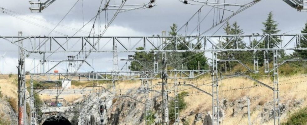 Une personne decede apres avoir ete heurtee par un train