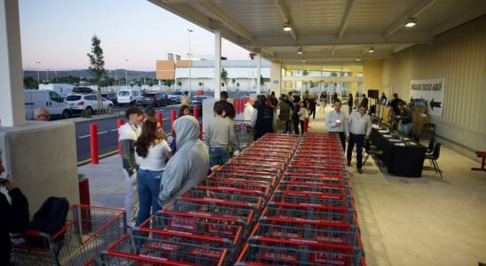 de longues files dattente des tot le matin a la