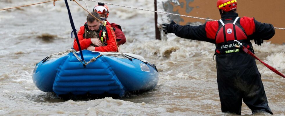 des inondations historiques et des milliers devacues