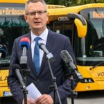 enfreint la loi sur lasile et affrete des bus pour