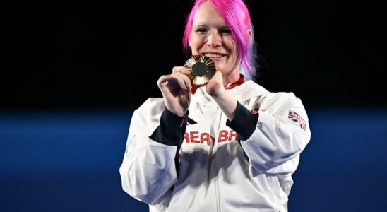 lathlete Jodie Grinham remporte une medaille enceinte de 7 mois