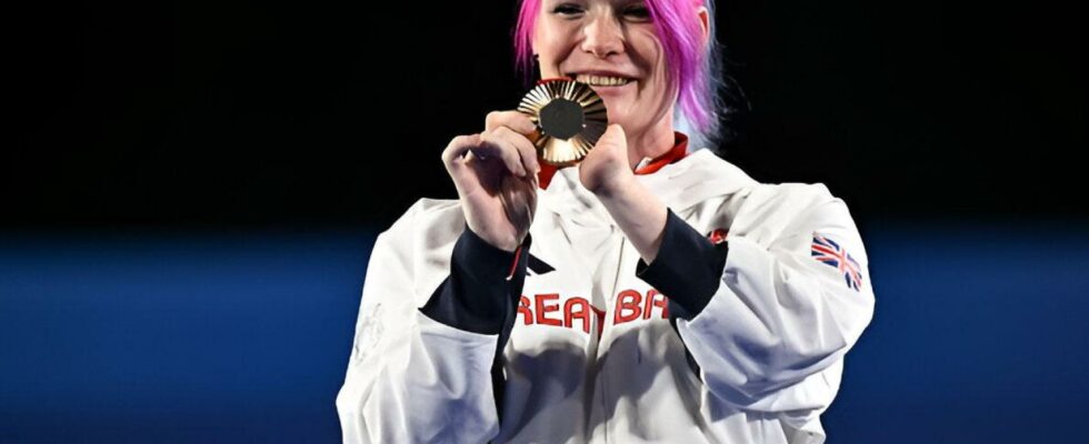 lathlete Jodie Grinham remporte une medaille enceinte de 7 mois