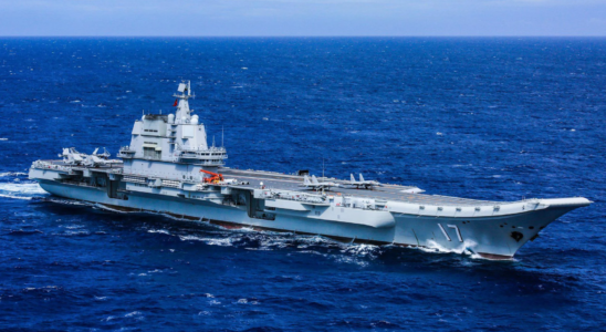 les navires geants entourant Taiwan pres du Japon