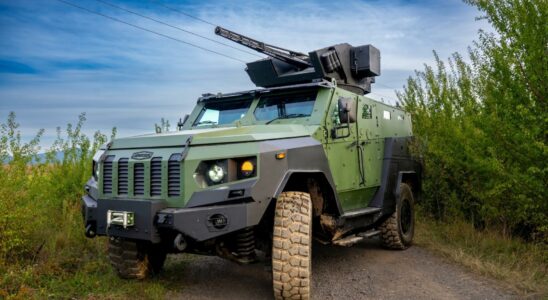 un vehicule blinde avec un canon automatique et des drones