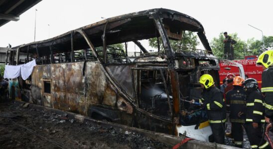 Au moins 10 morts lorsquun bus scolaire prend feu au