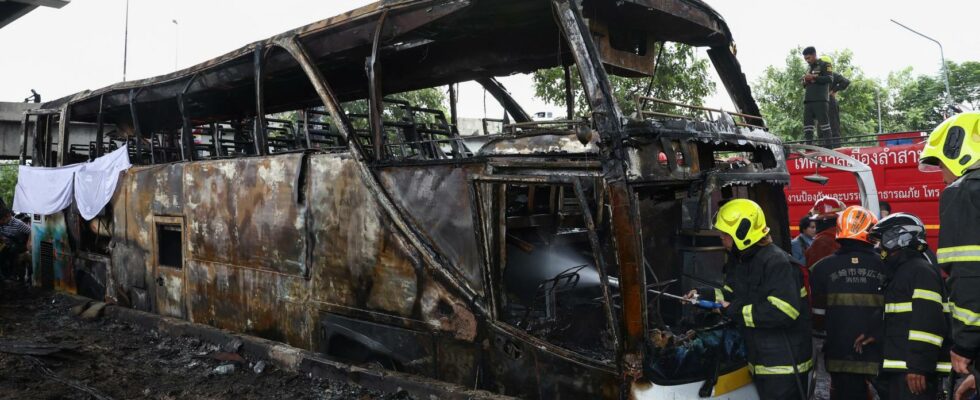 Au moins 10 morts lorsquun bus scolaire prend feu au