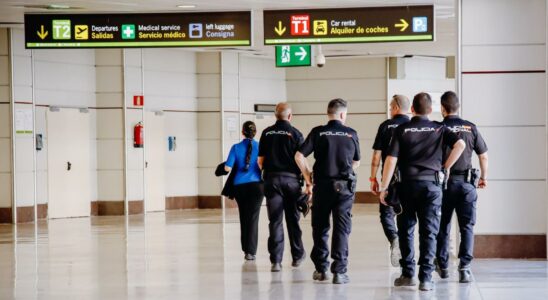 Cinq demandeurs dasile marocains sechappent dune chambre de laeroport de