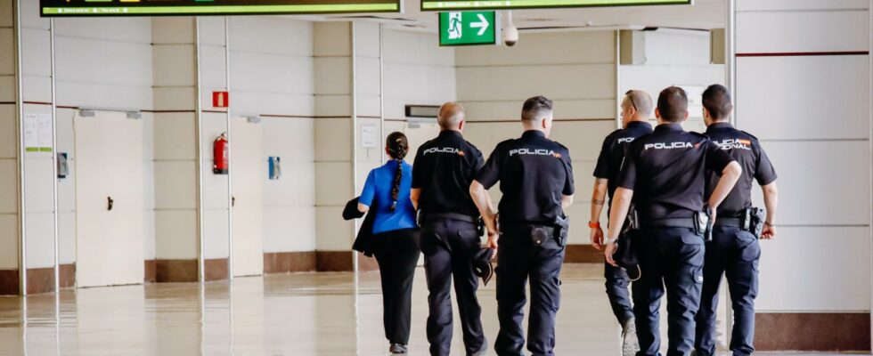 Cinq demandeurs dasile marocains sechappent dune chambre de laeroport de