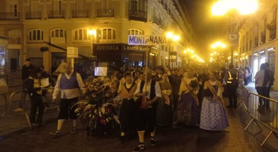 Debut de loffrande de fleurs la plus massive de lhistoire