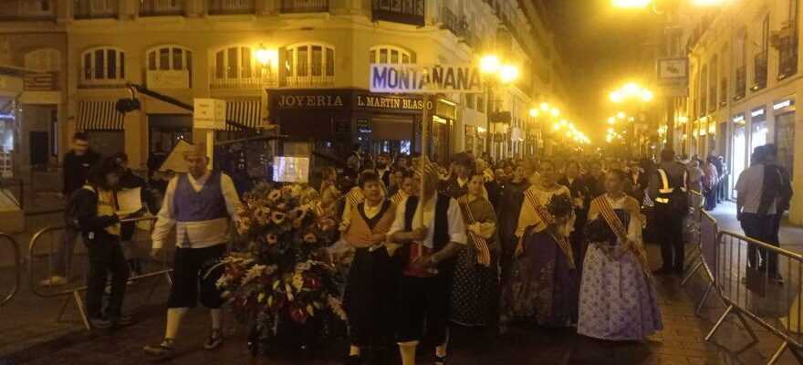 Debut de loffrande de fleurs la plus massive de lhistoire