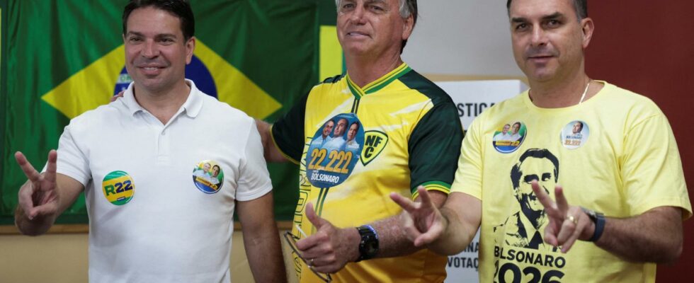 Deux des enfants de Jair Bolsonaro sont elus conseillers aux