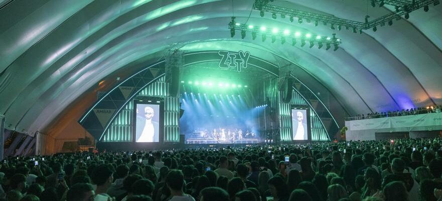 FESTIVITES DU PILAR A SARAGOSSE Ils encerclent une jeune