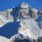 LEVEREST GRANDIT Ils decouvrent que le mont Everest continue