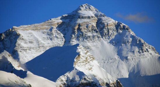 LEVEREST GRANDIT Ils decouvrent que le mont Everest continue