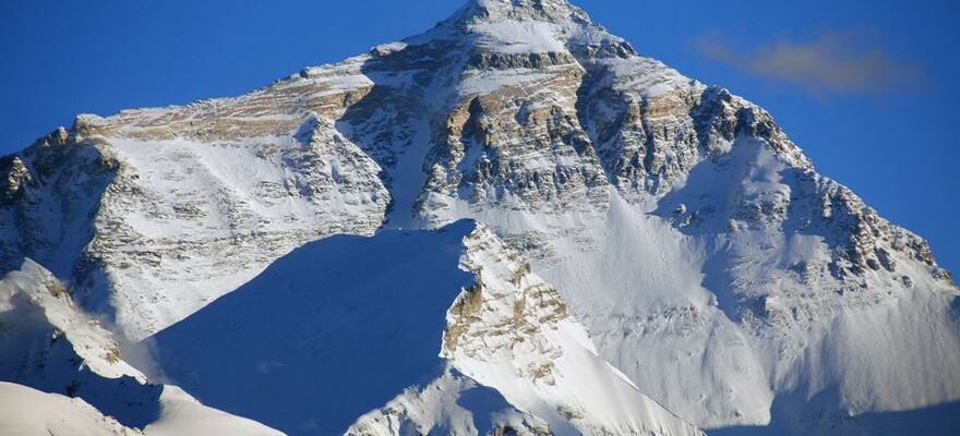 LEVEREST GRANDIT Ils decouvrent que le mont Everest continue