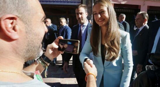 La princesse Leonor inaugure les evenements dans les Asturies vetue