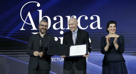 Le Dr Carl H June recoit le prix Abarca et