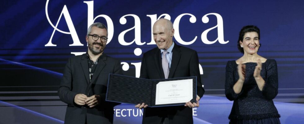 Le Dr Carl H June recoit le prix Abarca et