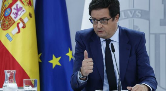 Le gouvernement approuve un decret qui reduit les majorites parlementaires