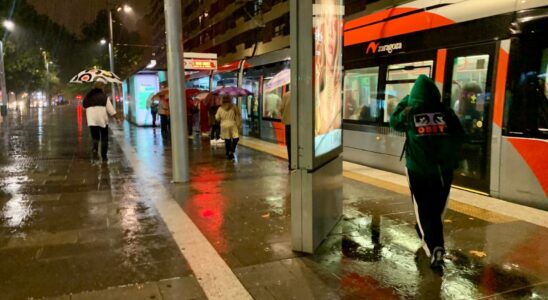 Les pluies tombent fort a Saragosse et provoquent la chute