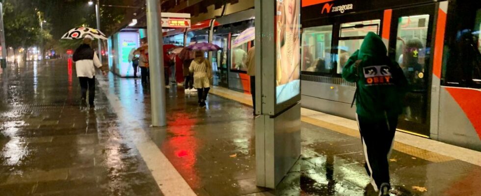 Les pluies tombent fort a Saragosse et provoquent la chute