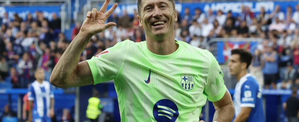 Lewandowski samuse avec un triple contre Alaves et place Barcelone