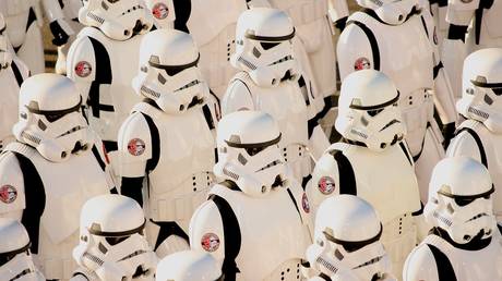 Star Wars devoile le premier Stormtrooper transgenre — RT Entertainment