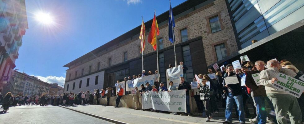 Teruel defend la Sante Publique arme de banderoles et de