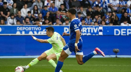 Trois buts de Lewandowski declenchent le Barca et eliminent Alaves