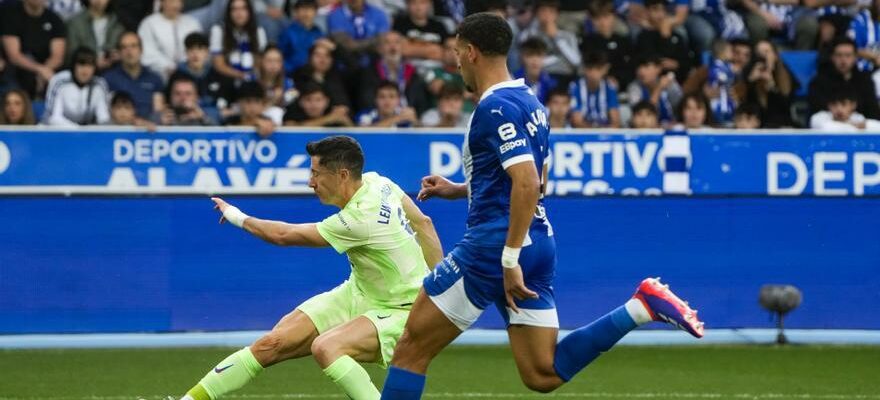 Trois buts de Lewandowski declenchent le Barca et eliminent Alaves