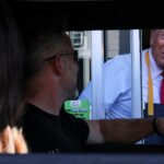 Trump fait campagne dans un McDonalds en train de cuisiner