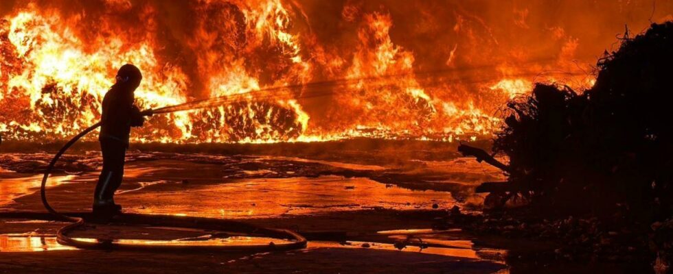 Un grand incendie dans une usine de recyclage brule 1