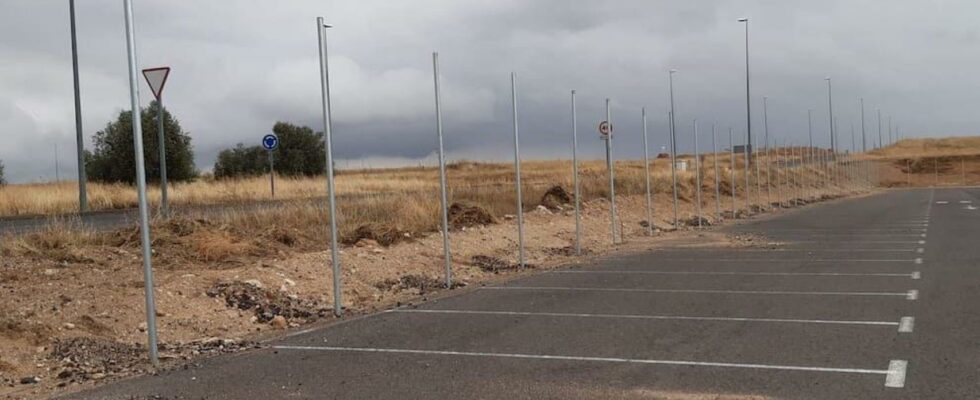 Une nouvelle cloture de trois metres a laeroport de Ciudad