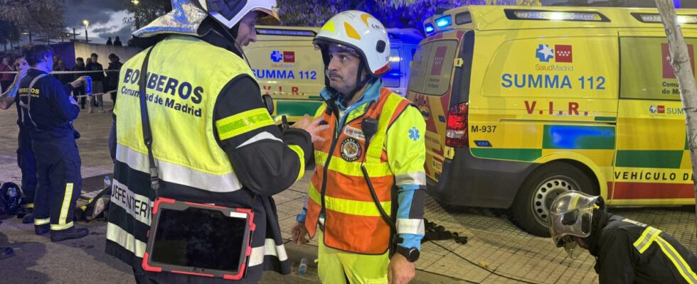 Vingt quatre personnes legerement ivres apres un incendie dans un immeuble