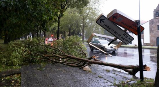 fortes pluies et vents de plus de 200 kmh