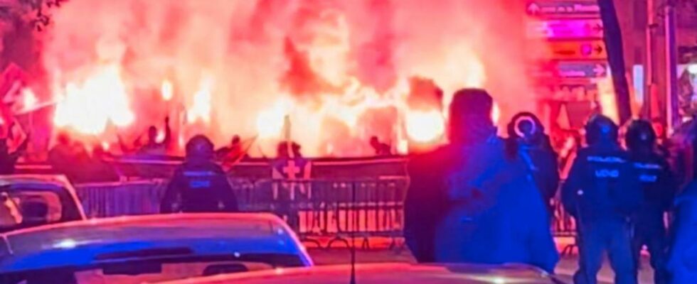 2 000 personnes chants nazis accusations et 2 arrestations au