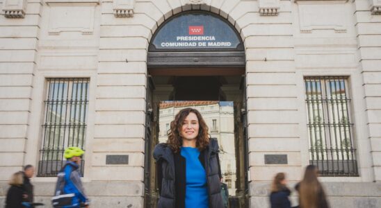 Ayuso tente dempecher Sanchez didentifier lhistorique Casa de Correos comme