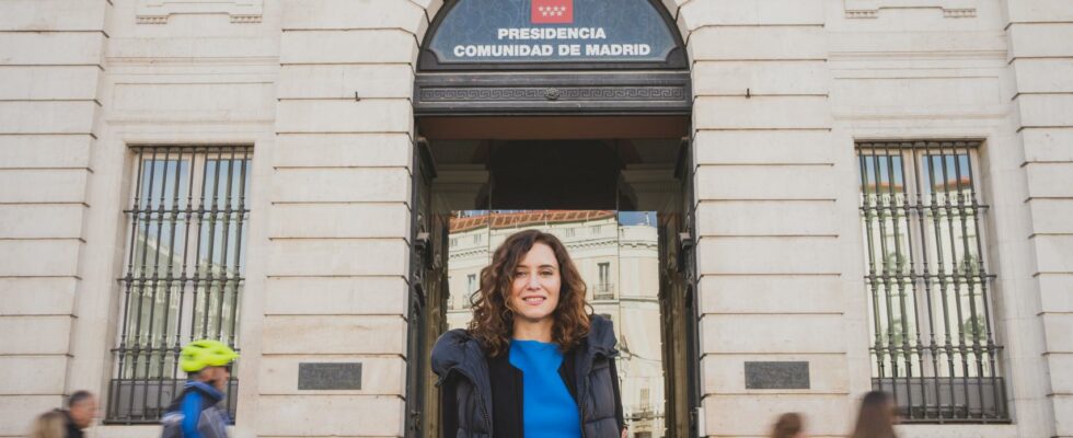 Ayuso tente dempecher Sanchez didentifier lhistorique Casa de Correos comme