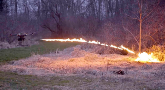 Cest ainsi quils utilisent des drones lance flammes sur le champ