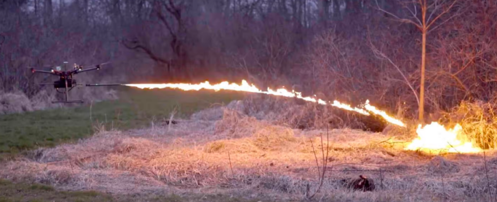 Cest ainsi quils utilisent des drones lance flammes sur le champ