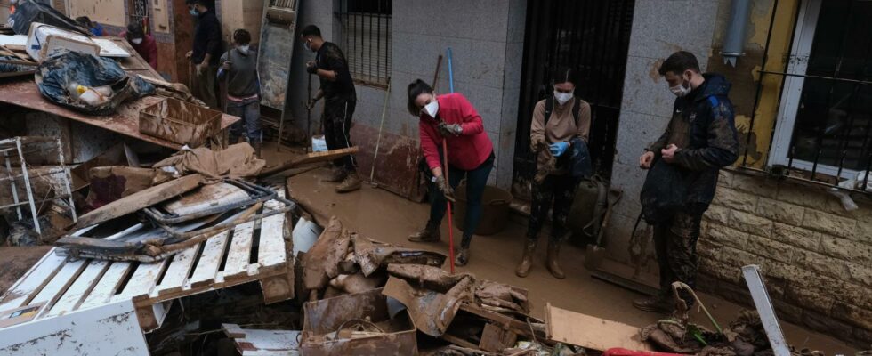 Cetait un tsunami deau et de boue La porte a