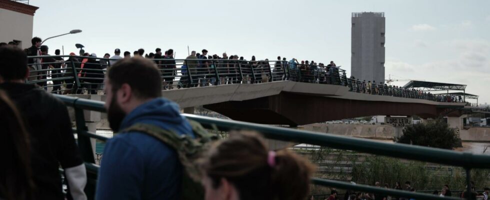 Des milliers de Valenciens se rendent a pied a Paiporta