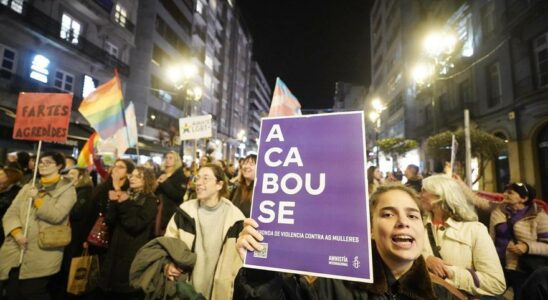 Des milliers de personnes defilent dans toute lEspagne dans un