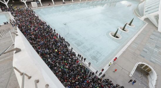 Des milliers de volontaires organises par la Generalitat commencent a