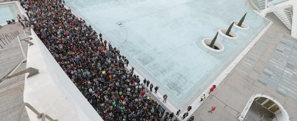 Des milliers de volontaires organises par la Generalitat commencent a