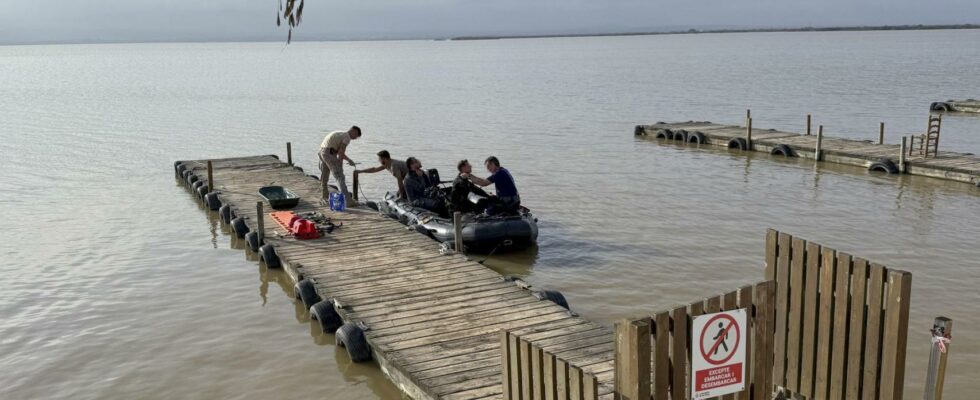 Des plongeurs de la marine recherchent dans lAlbufera les victimes