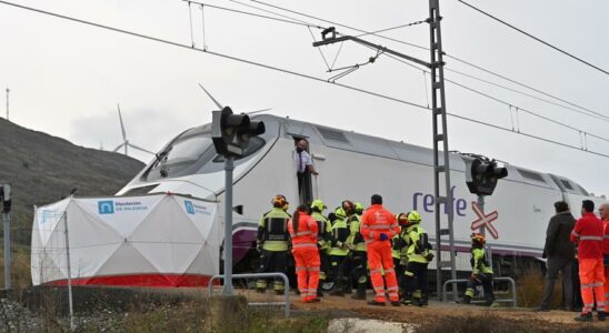 Deux personnes meurent lorsque leur voiture est heurtee par un